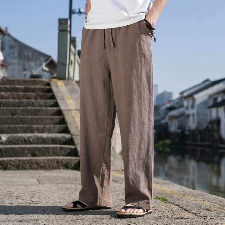 Pantaloni larghi uomo a gamba dritta, ideali per primavera/estate. Comfort casual per un look estivo.