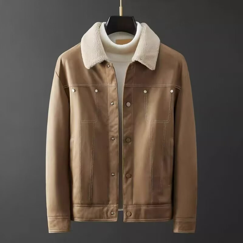 Giacca uomo autunnale corta casual beige, versatile per outfit di moda. Stile e comfort garantiti.