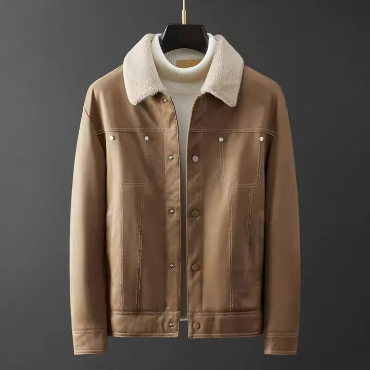 Giacca uomo autunnale corta casual beige, versatile per outfit di moda. Stile e comfort garantiti.