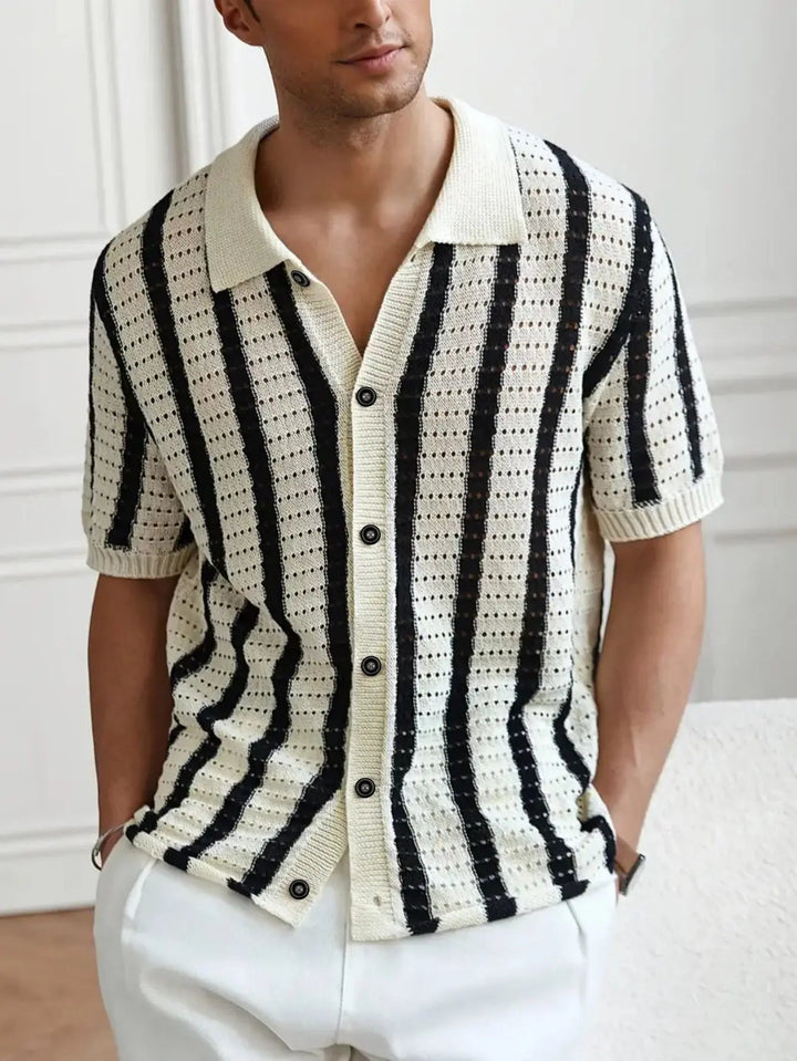 Polo uomo a maniche corte con bottoni, fantasia a righe. Ideale per un look estivo fresco, casual ed elegante.