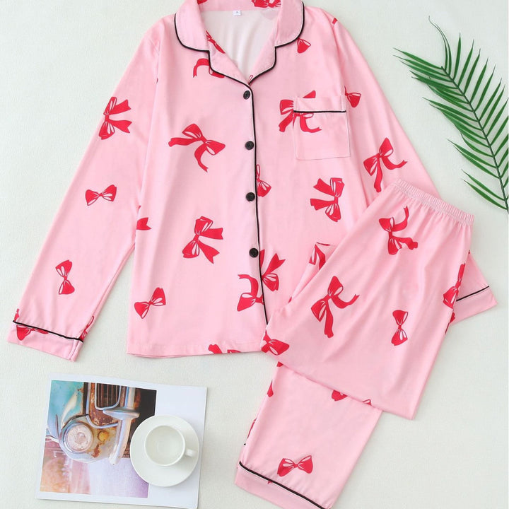 Set pigiama da donna a maniche lunghe, ideale per il relax. Abbigliamento casa comodo con dettagli a nastri.