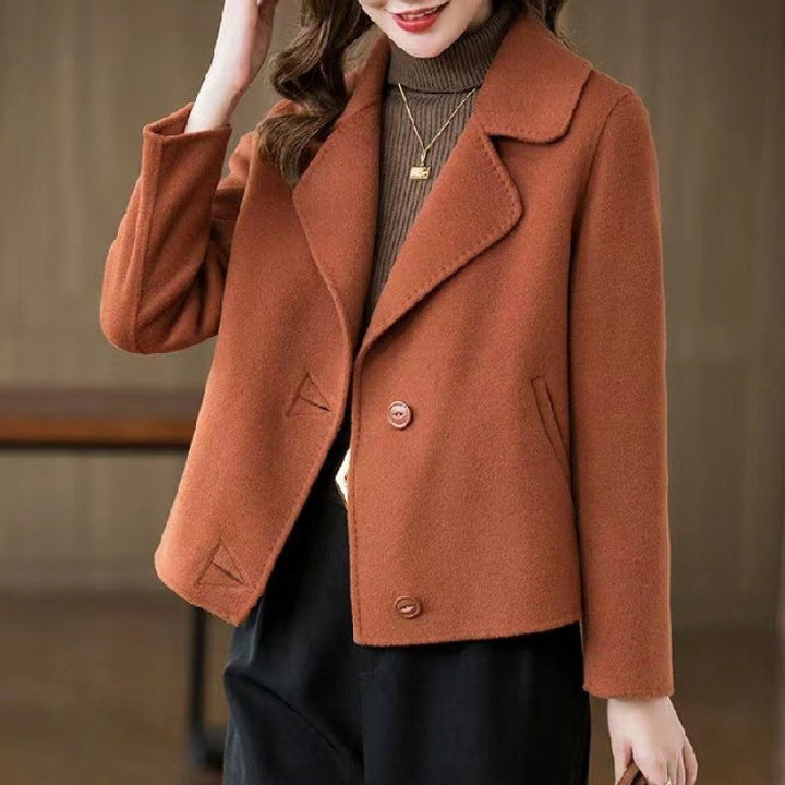Cappotto corto donna arancione, elegante giacca leggera autunnale per un look vivace e moderno.