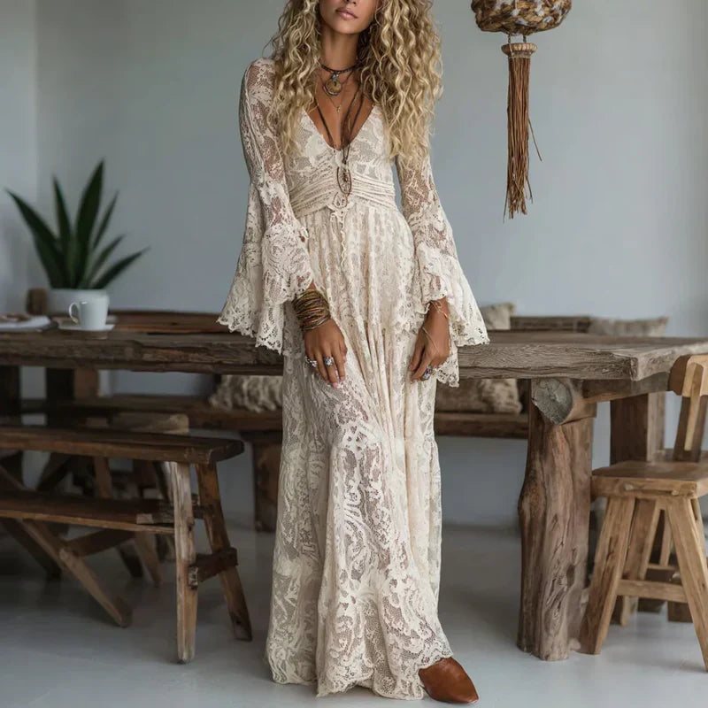 Vestito donna elegante in pizzo vintage con maniche svasate, ideale per feste o occasioni speciali.