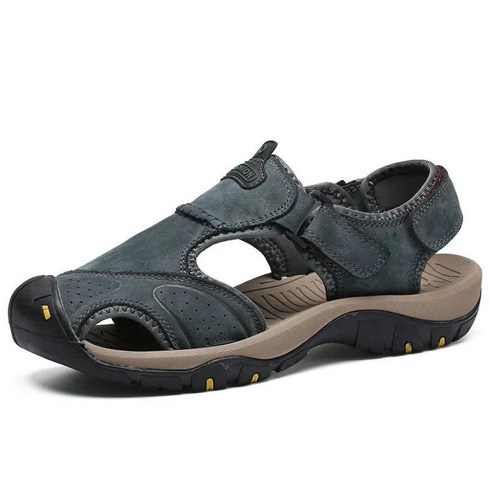 Scarpe estive da uomo infilabili, fresche e comode per lunghe passeggiate.