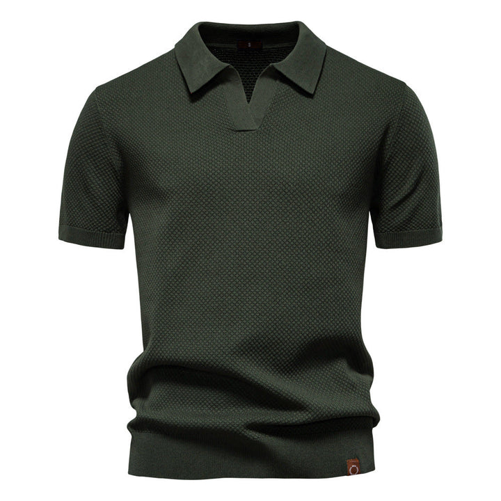 Polo uomo di profilo, strutturata, colletto aperto. Stile casual ed elegante per l'estate.