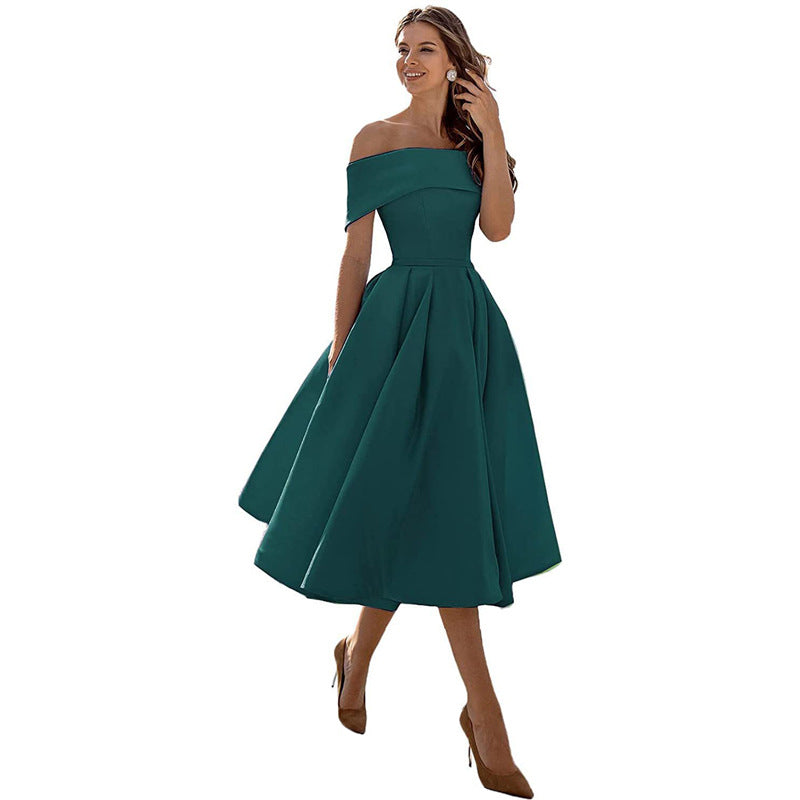 Abito corto estivo da festa, design senza spalline per un look chic e alla moda.