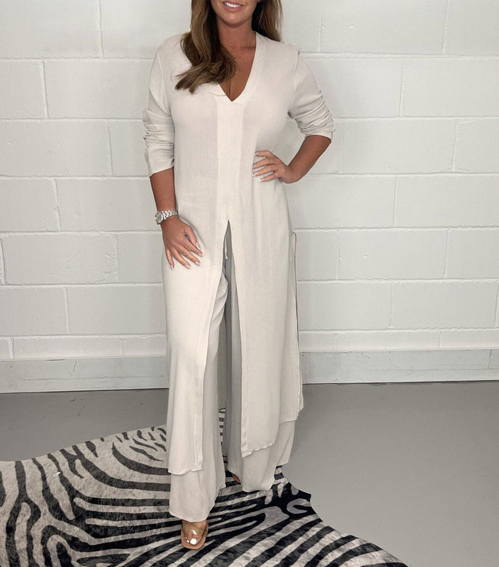Morbido set due pezzi casual da donna, con top lungo e pantaloni. Ideale per un'eleganza quotidiana e relax.