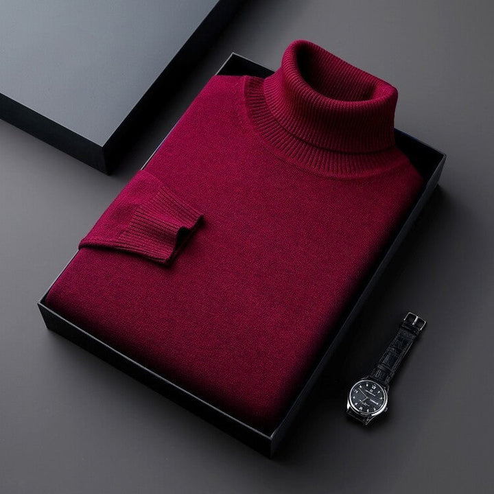 Uomo con maglione collo alto lavorato a maglia, look invernale elegante e casual.
