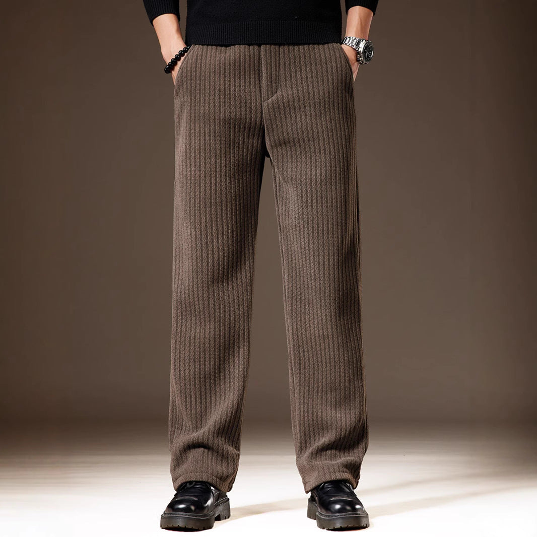 Pantaloni uomo a taglio dritto, eleganti e comodi, con pratiche tasche. Ideali per il tuo stile invernale casual.