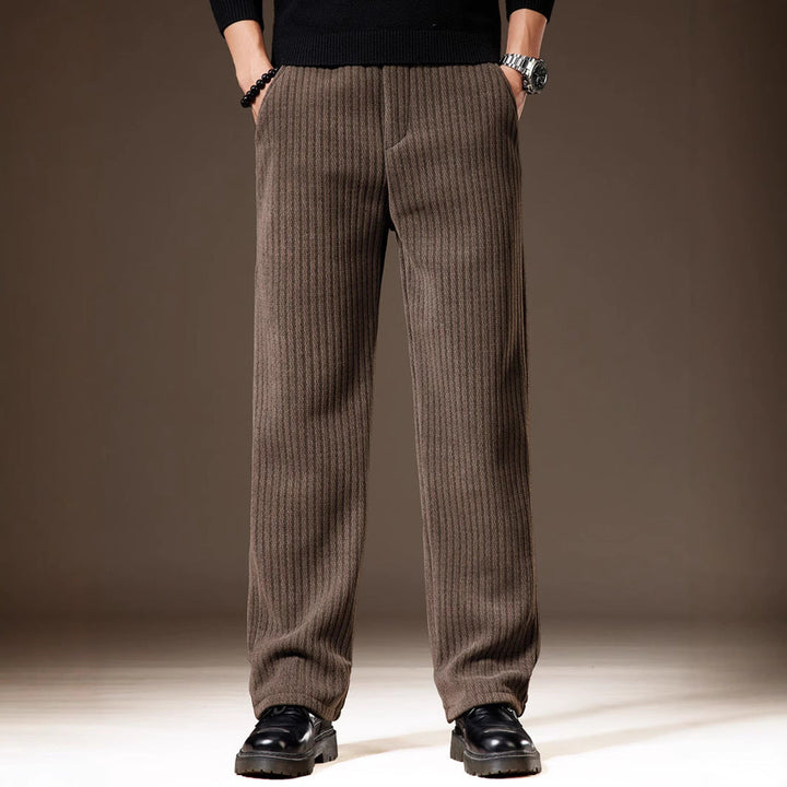 Pantaloni uomo a taglio dritto, eleganti e comodi, con pratiche tasche. Ideali per il tuo stile invernale casual.