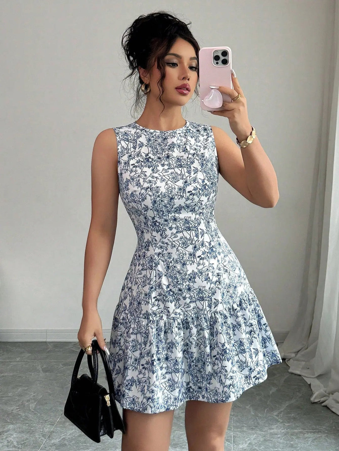 Abito corto donna floreale estivo, senza maniche. Eleganza e comfort per la primavera, l'estate e le vacanze.