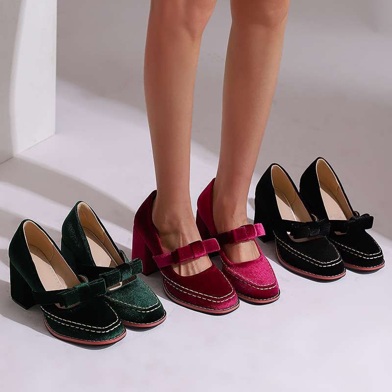 Mocassini donna autunnali neri, scarpe eleganti con tacco a blocco, perfetti per moda e comfort.