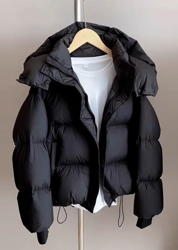 Giacca imbottita donna invernale nera con cappuccio, calda e versatile, ideale per un look casual o elegante in autunno/inverno.