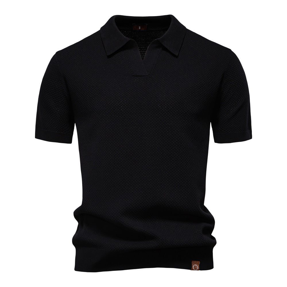 Polo uomo strutturata, colletto aperto moderno. Ideale per look casual-elegante estivo.