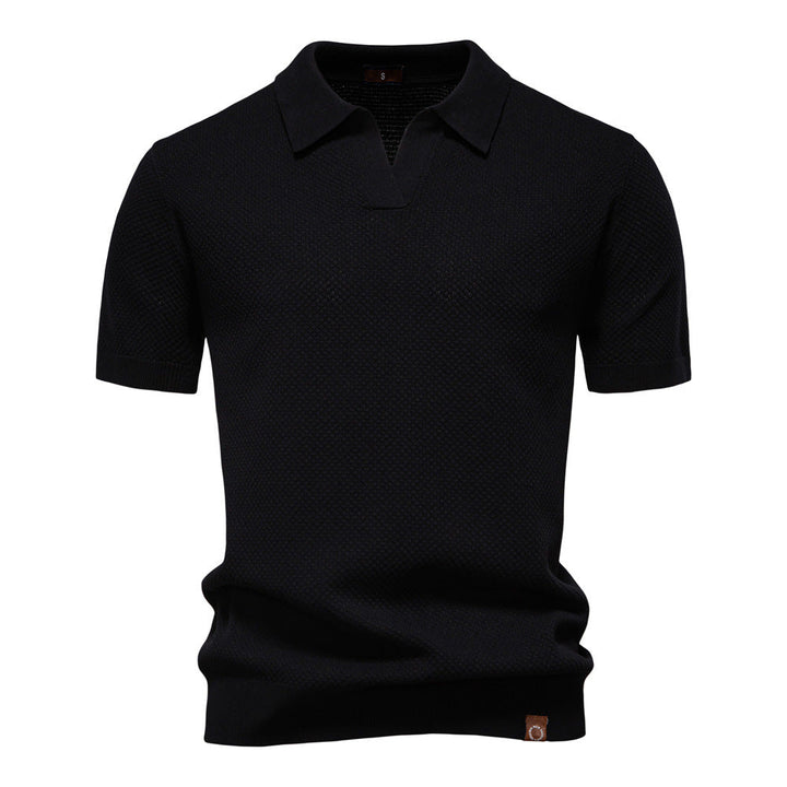 Polo uomo strutturata, essenziale per moda casual. Offre comfort moderno e look versatile estivo.