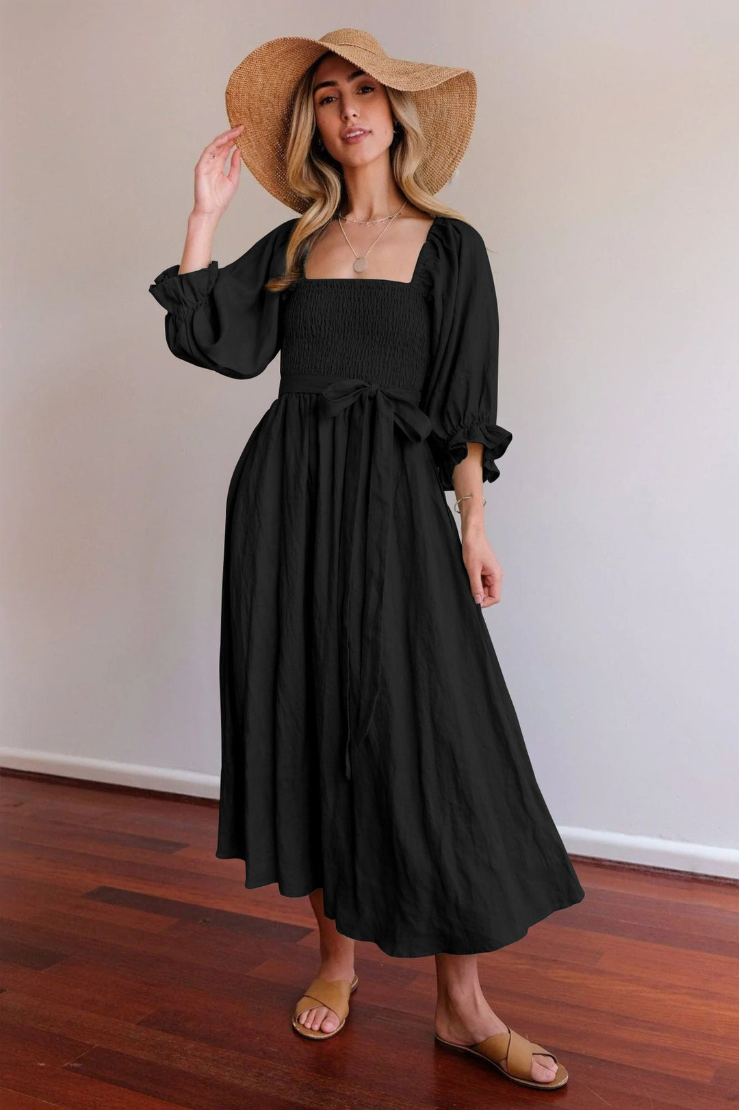 Vestito lungo da donna fluido e romantico, con dettaglio laccio in vita. Perfetto per un look estivo elegante.