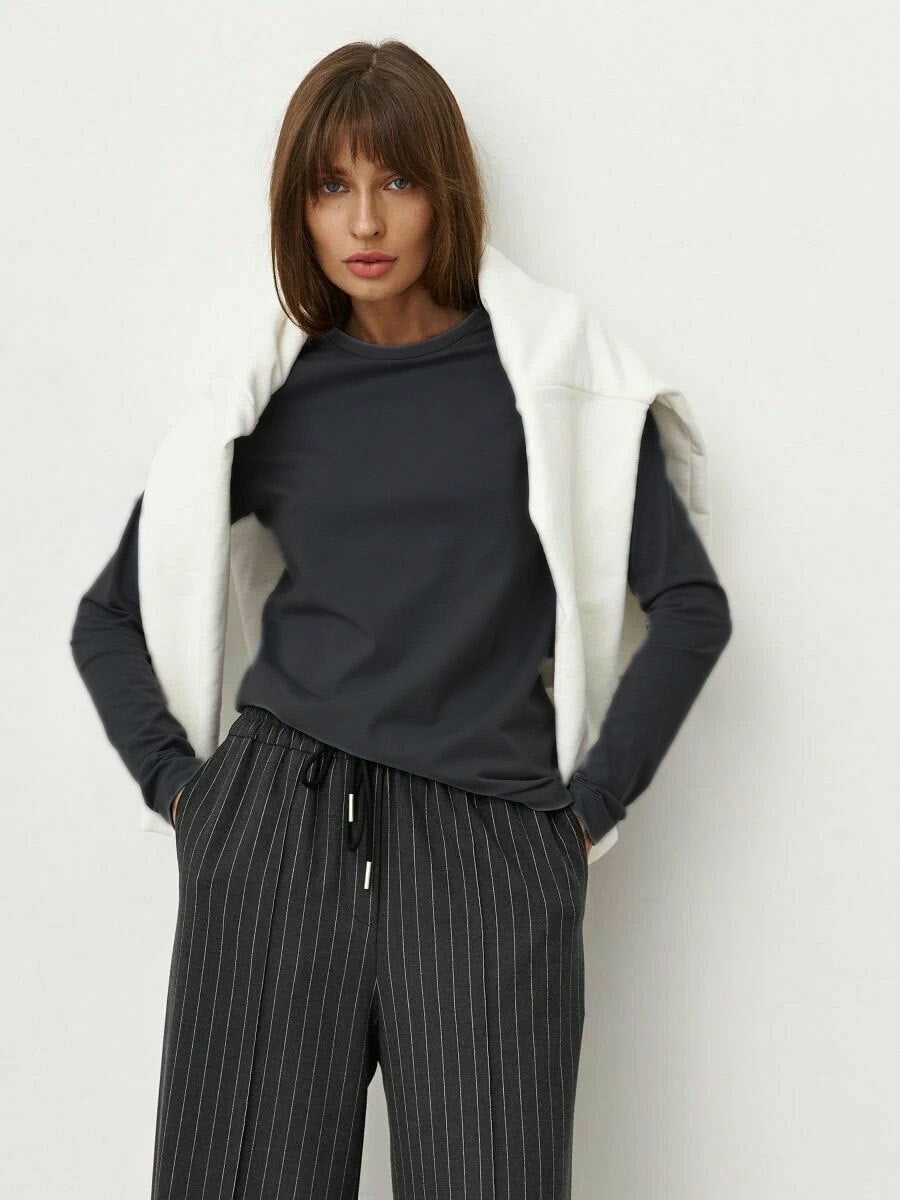 T-shirt donna a maniche lunghe, morbida e confortevole. Top casual moderno con girocollo, ideale per il tempo libero.