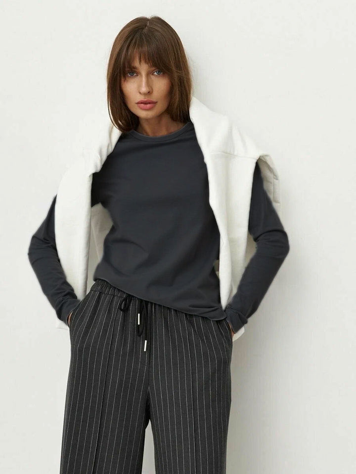 T-shirt donna a maniche lunghe, morbida e confortevole. Top casual moderno con girocollo, ideale per il tempo libero.