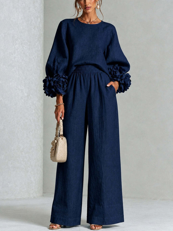 Completo donna elegante floreale: top maniche, pantaloni larghi vita alta, lino, due pezzi. Abbigliamento casual chic.