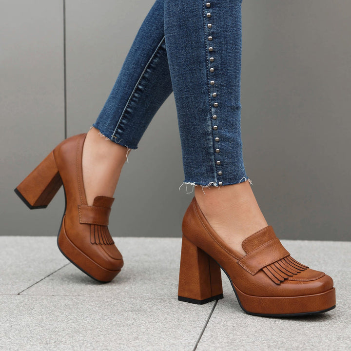 Scarpe mocassino donna antiscivolo con plateau e tacco largo. Modello slip-on confortevole per stile e sicurezza.