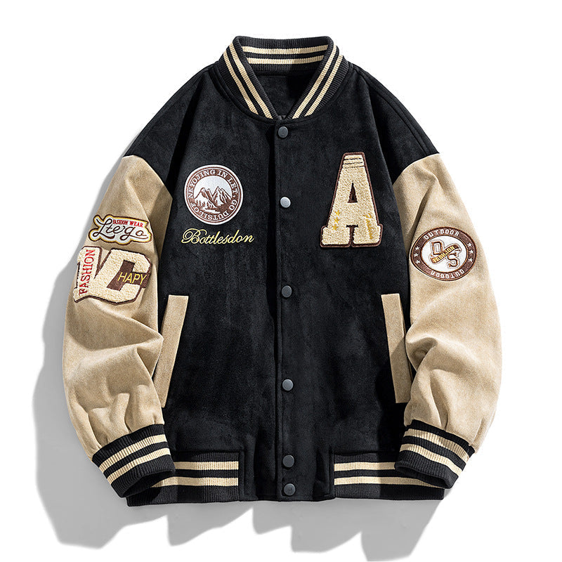 Giacca da baseball retrò uomo con toppe lettering e tasche laterali, perfetta per un look casual autunnale stile varsity.