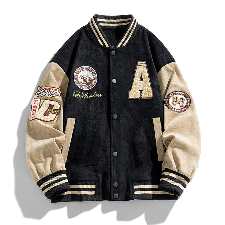 Giacca da baseball retrò uomo con toppe lettering e tasche laterali, perfetta per un look casual autunnale stile varsity.