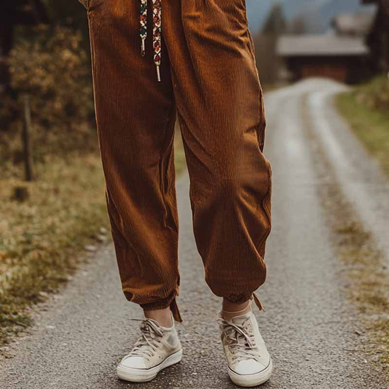 Pantaloni donna marroni in velluto a coste a vita alta. Comodi e casual per un look femminile versatile.