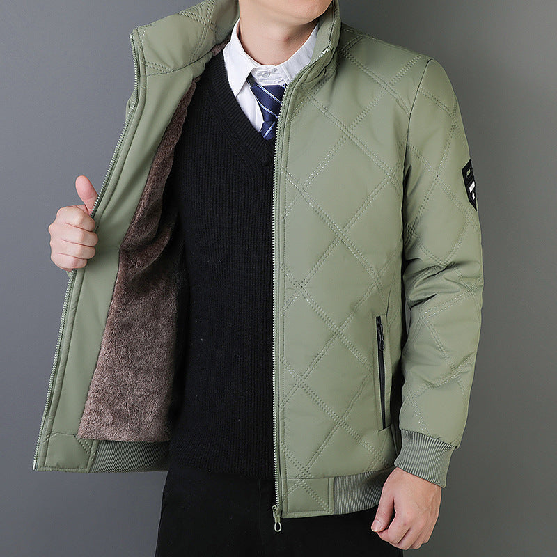 Giacca trapuntata da uomo con cerniera, perfetta per un look casual e confortevole. Abbigliamento maschile versatile.