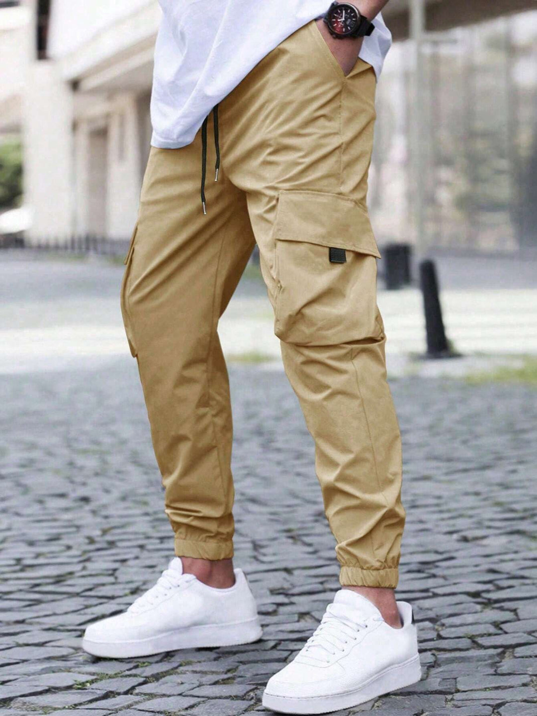 Vista posteriore pantaloni cargo uomo slim fit neri, mostrando la vestibilità aderente e le tasche posteriori, perfetti per moda casual.