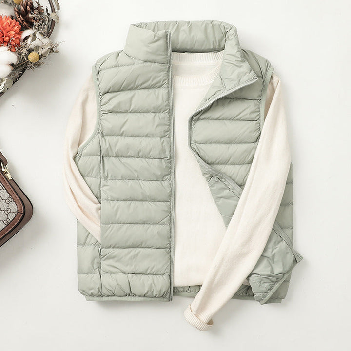 Elegante gilet piumino donna senza maniche, imbottitura leggera, ideale per look casual e di tendenza.