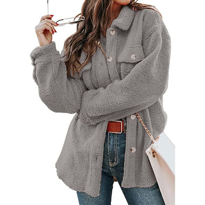 Moda donna: cappotto invernale lungo, caldo e raffinato con colletto polo per un look elegante.