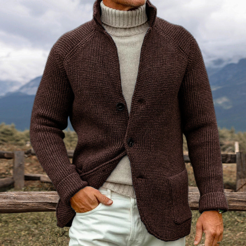 Cardigan uomo elegante e casual a maniche lunghe con bottoni e tasche, ideale per la moda autunnale e invernale.