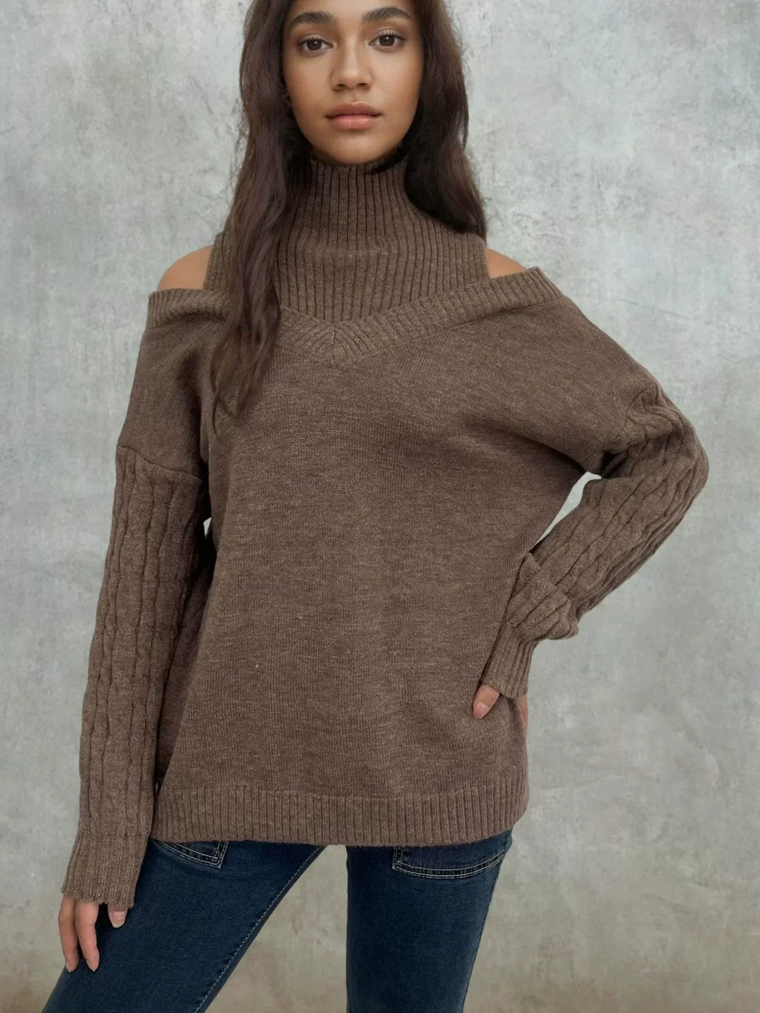 Elegante maglione donna a spalle scoperte per outfit serali o casual. Morbido e alla moda, stile moderno.
