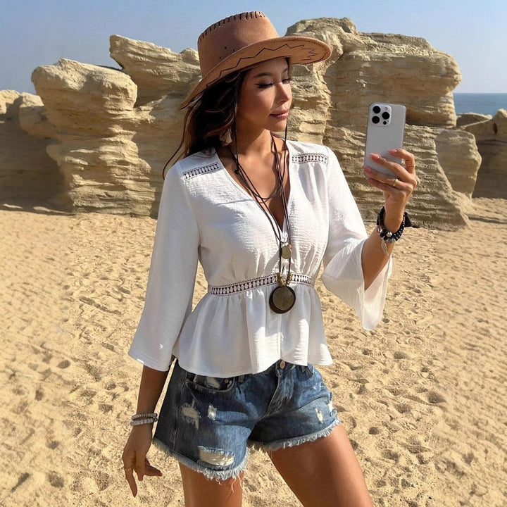Camicetta donna bianca alla moda, con dettagli in pizzo e vita traforata, ideale per ogni occasione.