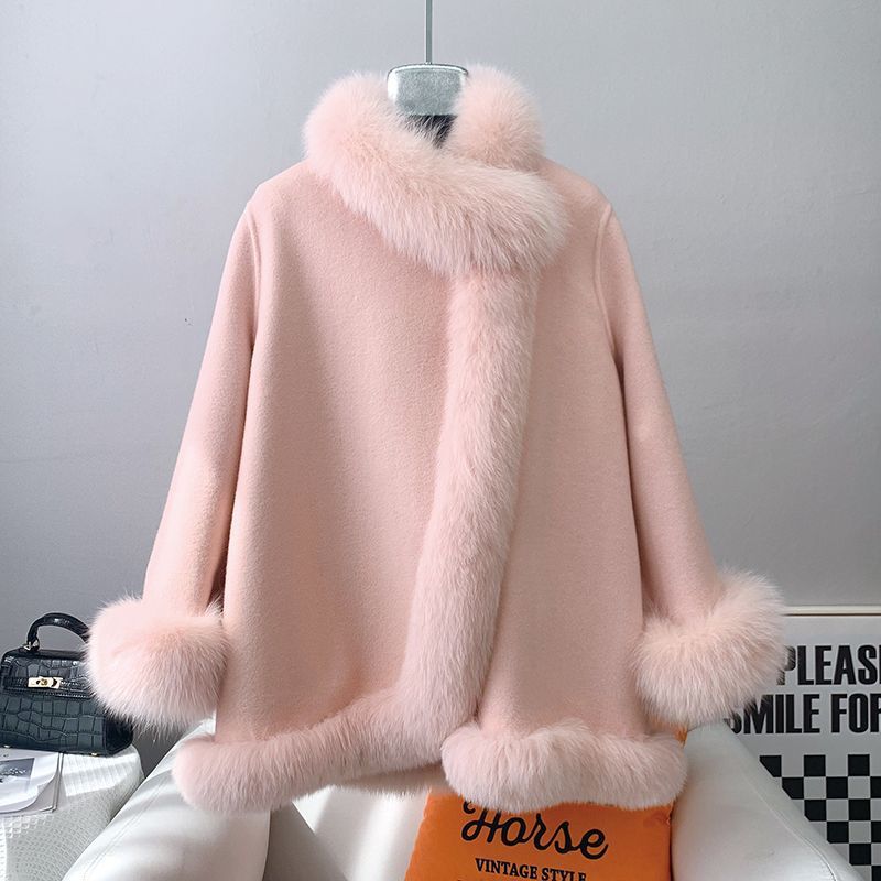 Donna con mantello giacchetta invernale reversibile, stile autunno/inverno, look elegante e versatile.
