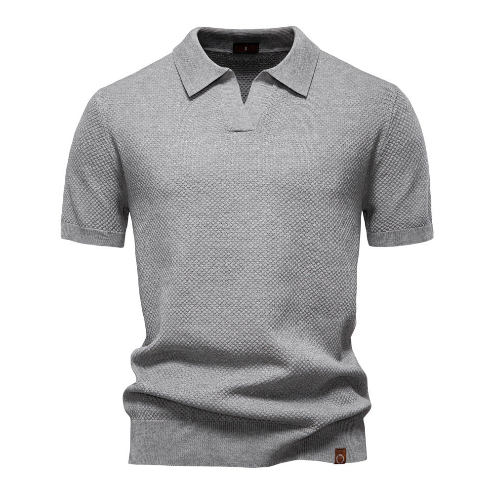 Polo uomo moderna, design strutturato, colletto aperto. Abbigliamento maschile versatile per ogni occasione estiva.