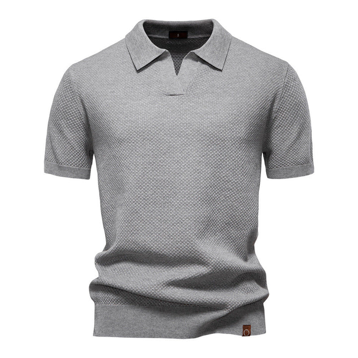 Polo uomo moderna, design strutturato, colletto aperto. Abbigliamento maschile versatile per ogni occasione estiva.
