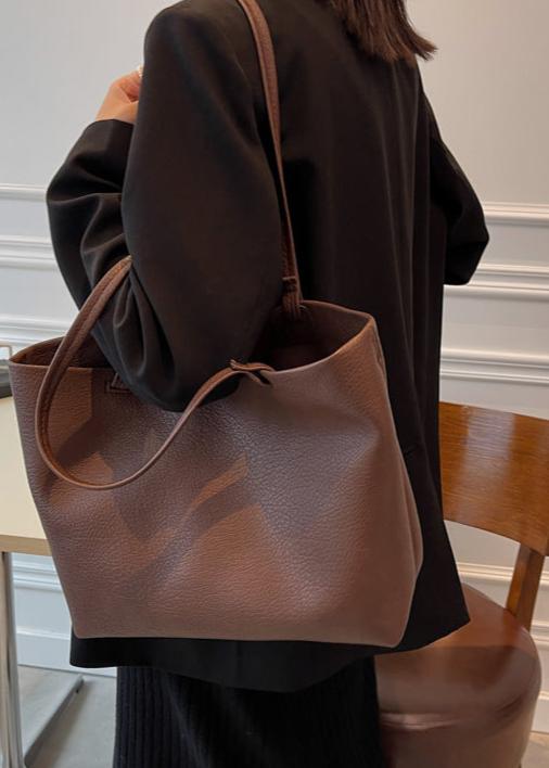 Dettaglio finitura borsa tote donna beige. Un accessorio moda elegante e capiente per ogni outfit.