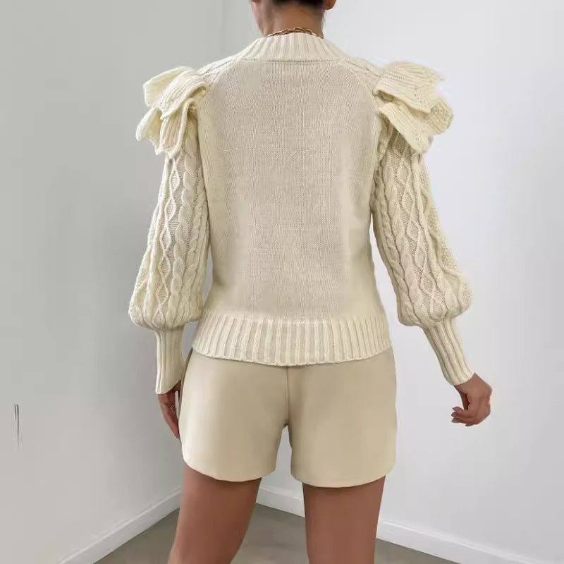 Elegante maglione donna a trecce, morbido e caldo, con delicati volant. Perfetto per un look casual chic.