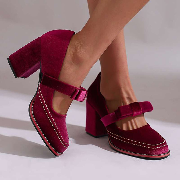 Mocassini donna eleganti, finitura liscia e tacco a blocco stabile, scarpe perfette per ogni occasione.