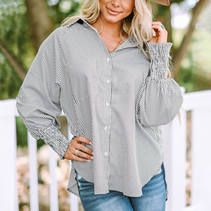 Moderna camicia oversize da donna a righe, maniche lunghe, ideale per un look casual confortevole.