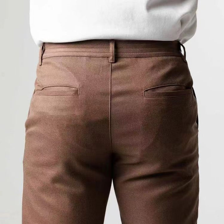 Moda uomo: chino slim fit affusolato. Un capo essenziale casual elegante per la tua primavera e autunno.