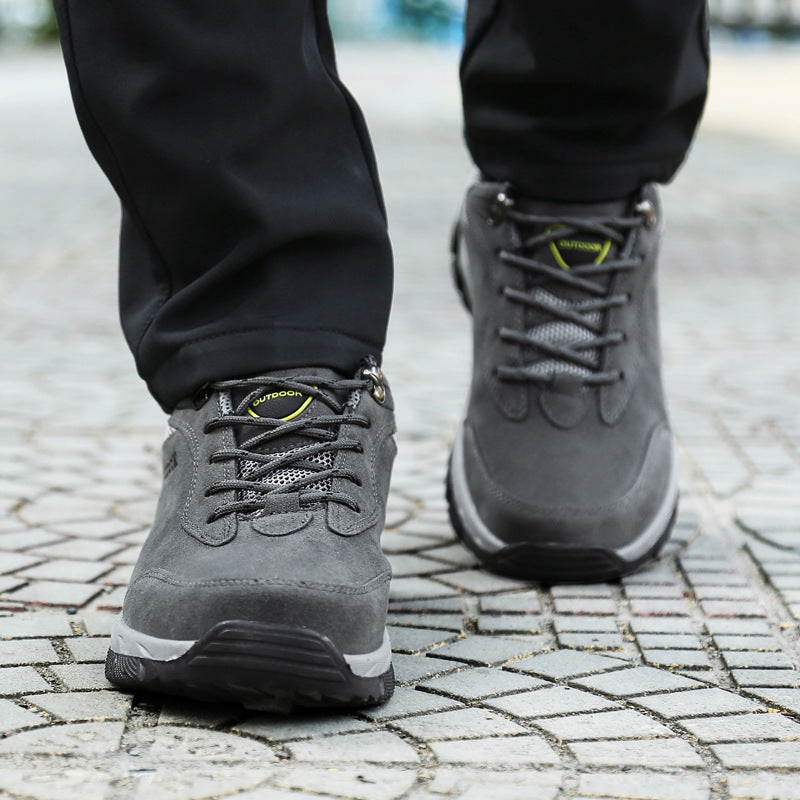 Scarpe trekking uomo antiscivolo, progettate per sicurezza e supporto plantare su sentieri difficili.