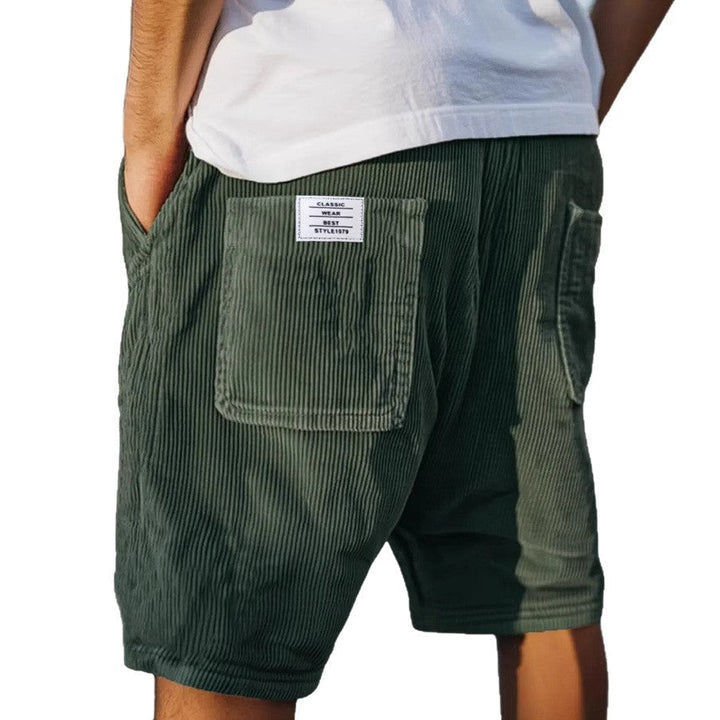Abbigliamento uomo: shorts casual estivi morbidi. Pantaloncini ideali per comfort e stile nel tempo libero.