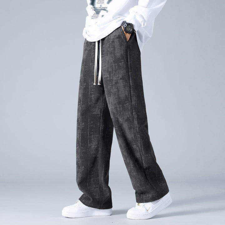 Comodi pantaloni uomo in velluto a coste, vestibilità rilassata, vita con cordoncino, perfetti per l'autunno.