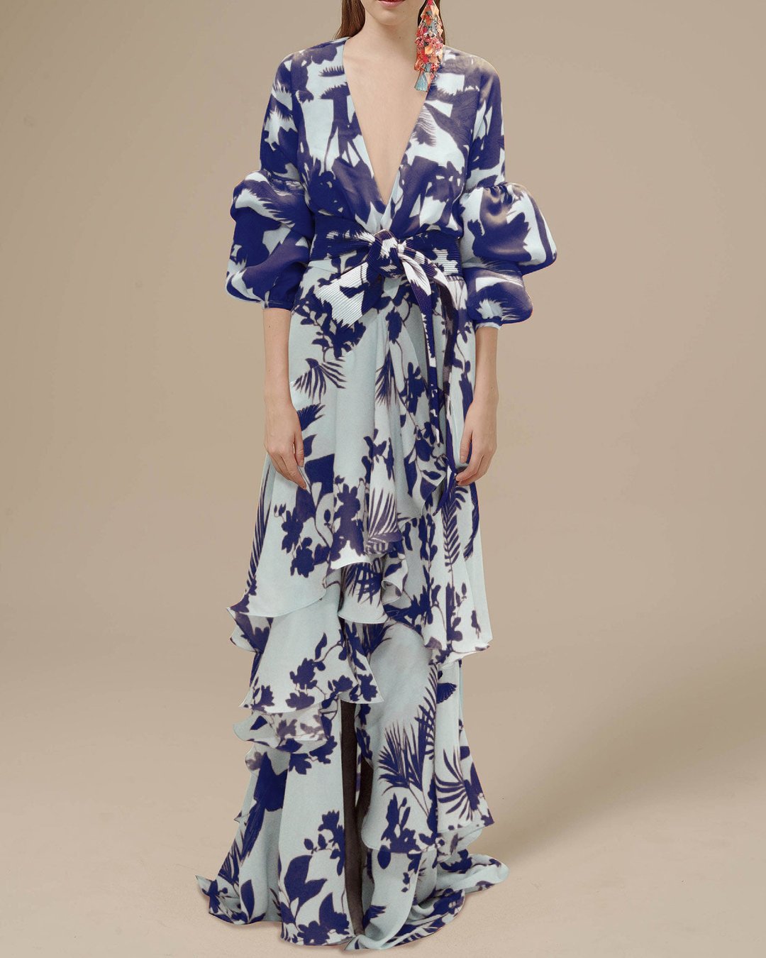 Chiffon stampato per questo abito maxi da donna, leggero e fluido, un capo elegante e versatile per l'estate.
