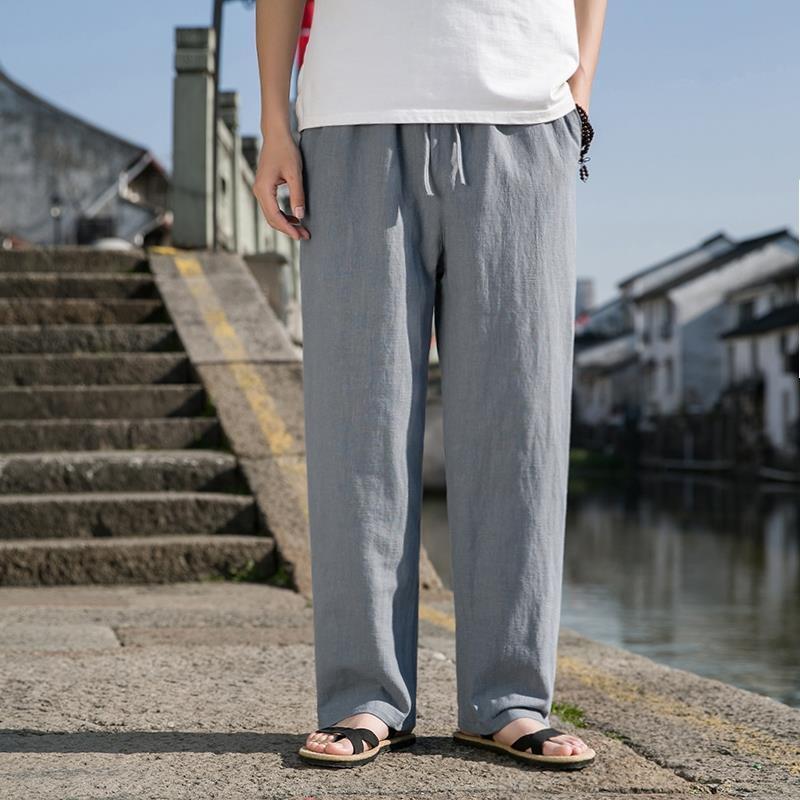 Look estivo maschile con pantaloni larghi a gamba dritta, perfetti per primavera/estate casual.