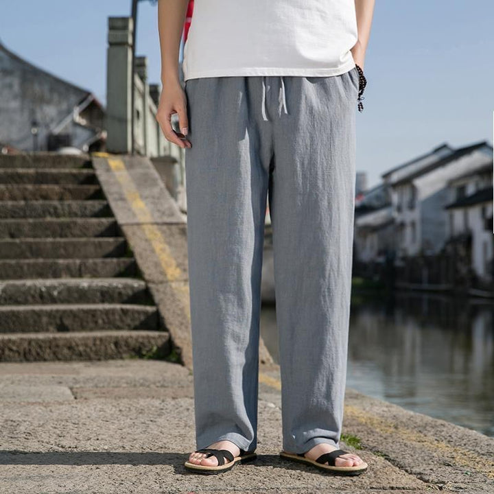 Look estivo maschile con pantaloni larghi a gamba dritta, perfetti per primavera/estate casual.