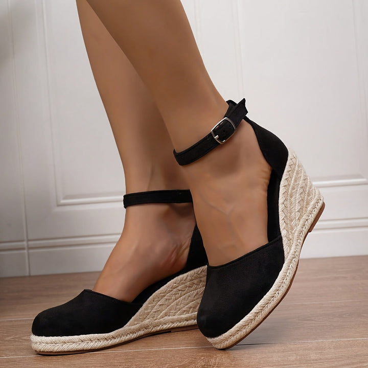 Sandali estivi donna con zeppa comoda, ideali per la moda mare. Calzature eleganti.