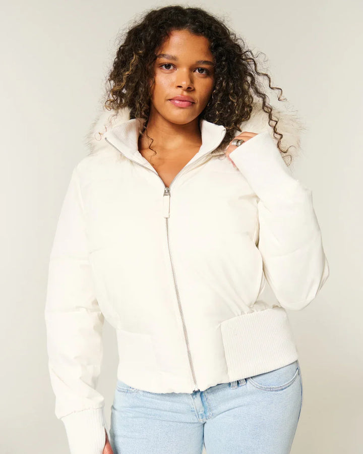 Elegante giacca trapuntata invernale da donna bianca, confortevole e calda. Perfetta per il freddo.